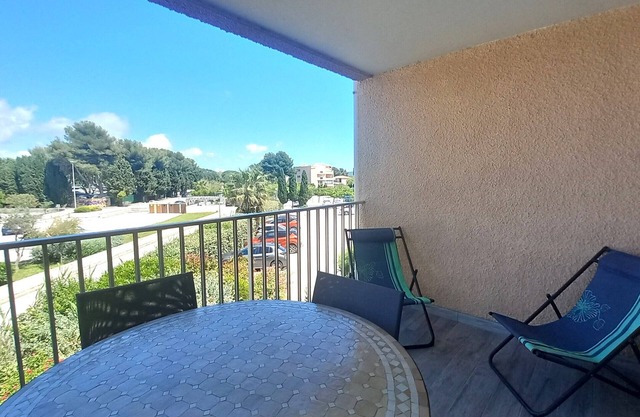 Super Croisette T2 cabin, east-facing terrace, 50 m direct beach access, parking