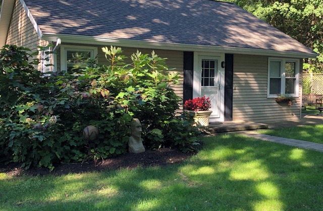 Super Cute Cottage Close to Lake Michigan Beaches-Nestled in Beautiful Woods!