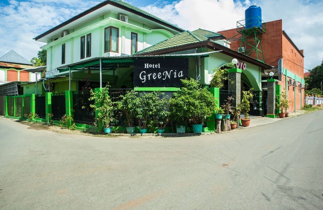 Super OYO 1682 Greenia Hotel