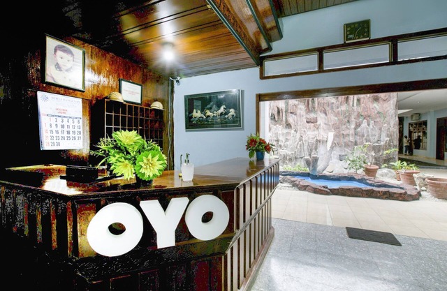 Super OYO 2320 Hotel Charvita