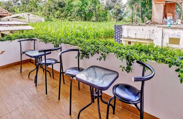 Super OYO 90828 Ara Guest House