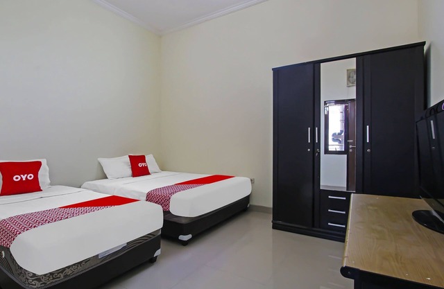 Super OYO 92437 Wahidin Guesthouse