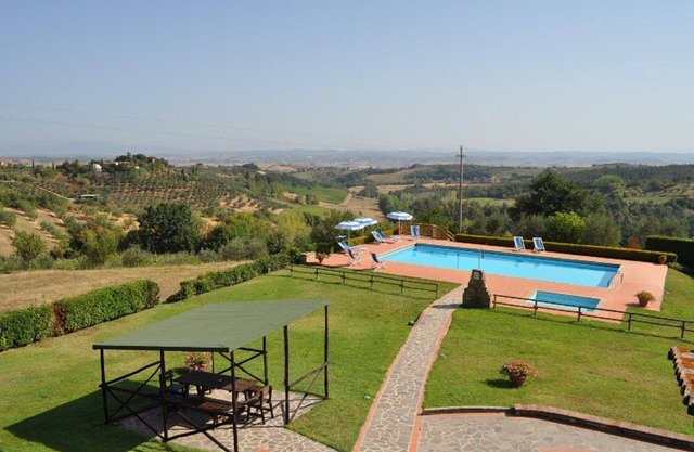 A poca distancia de la ciudad, súper panorámica con piscina privada y jardín, Wifi, aire acondicionado.