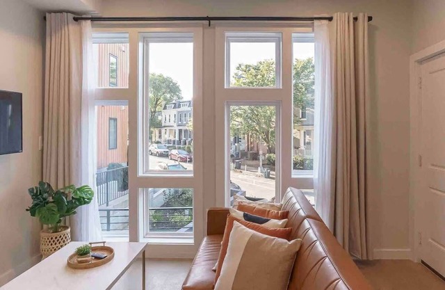 SUPER SUNNY 1BR - blocks to restaurants!