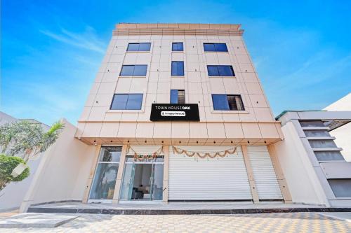 Super Townhouse Oak Aurobindo Hospital Formerly Hotel Aashiyana