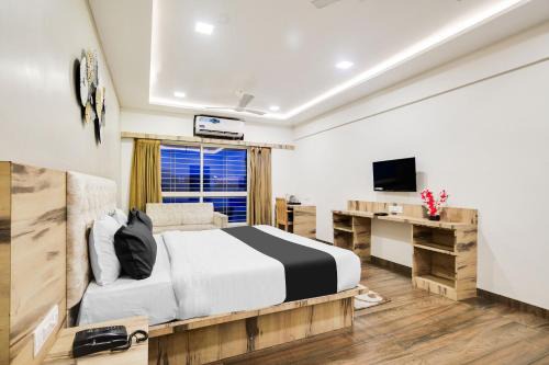 Super Townhouse Oak PTC Indore Junction