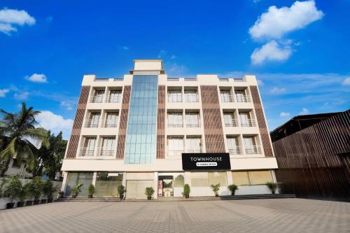 Super Townhouse Vasai Express Highway Formerly Majestic Inn