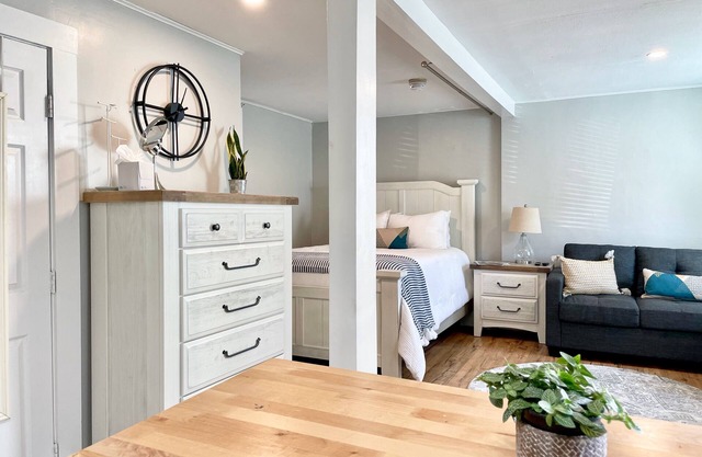 Super-Walkable Downtown Studio