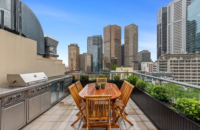Superb 1-Bed CBD Pad with Private BBQ Area