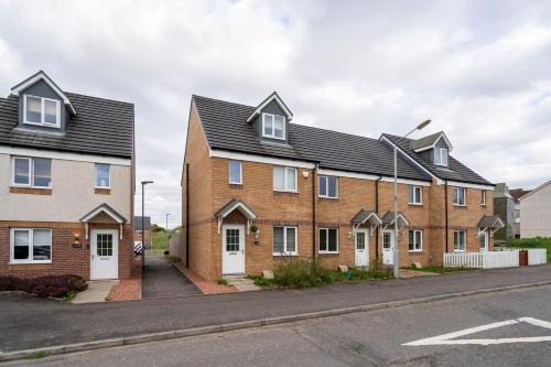 Superb 3 Bed Home Away from Home in Glasgow, just off M8 with free parking