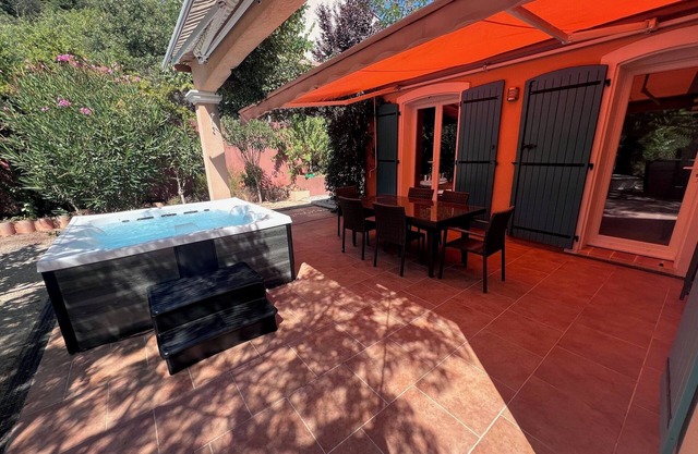 Superb 3-bedroom bungalow in a quiet private residence with private Jacuzzi