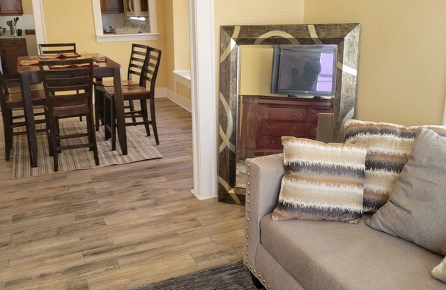 Superb 3-bedroom house with Central Air and Heat 15 minutes from Motiva Refinery
