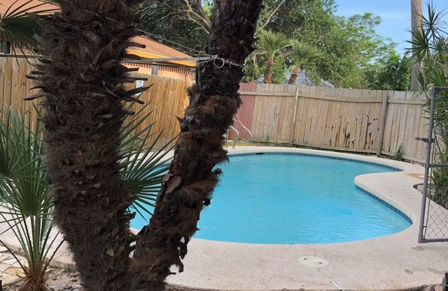 Superb 3-bedroom house with AC in McAllen. Diana's Pool House