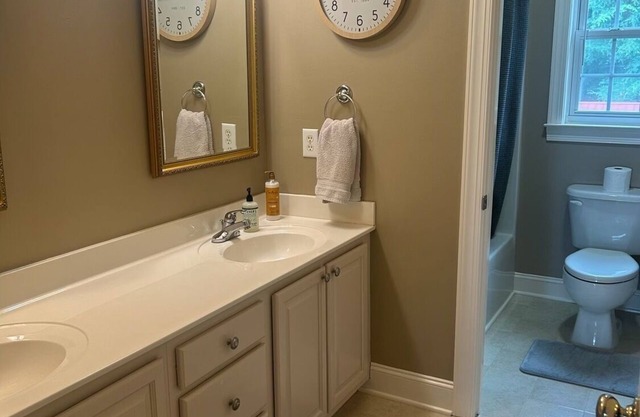 Superb 4-bedroom house with AC, full kitchen, laundry in Salisbury