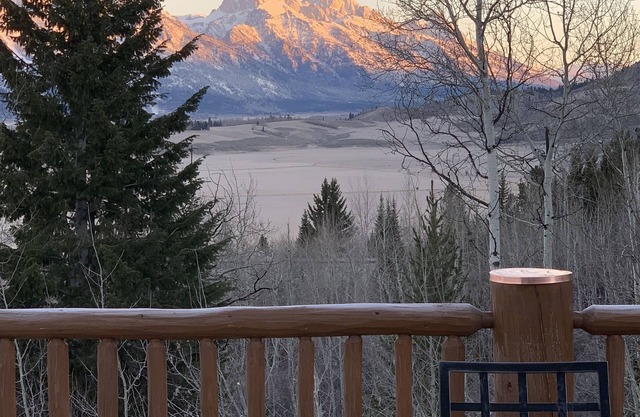 Vista total del eclipse solar en Grand Teton Park desde esta espaciosa propiedad