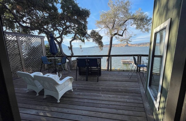 Superb 5-bedroom house on the lake in charming Lower Lake, family & pet friendly