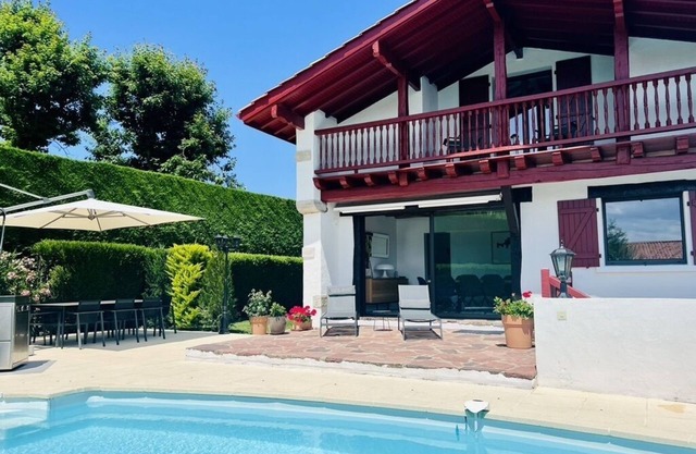 Magnífica villa de 5* con piscina, cerca del mar.