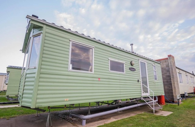 Superb 6 berth caravan at Naze Marine Holiday Park in Essex ref 17104P