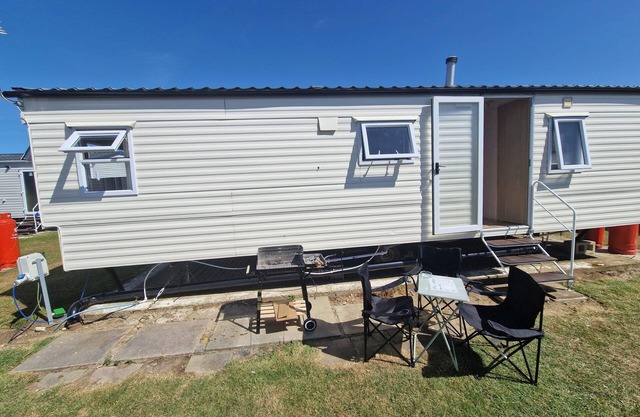 Superb 6 berth caravan at Harts Holiday Park in Kent ref 74101B