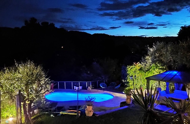 Superb Apt 3p garden level villa with pool
