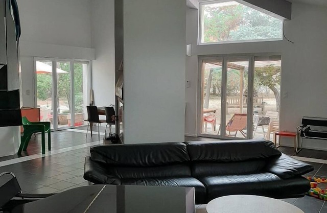 Magnífica villa diseñada por arquitectos de 230m2 con aire acondicionado en un parque arbolado cercado