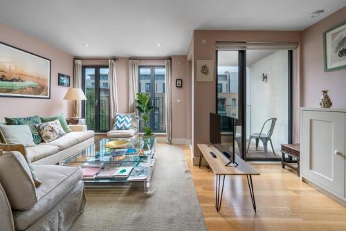 Superb artist flat with free parking by Portobello