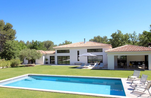 EXCELENTE CHALET CONTEMPORÁNEO DE 240 m2 LUMINOSO Terreno 6000m2 Piscina 5X12