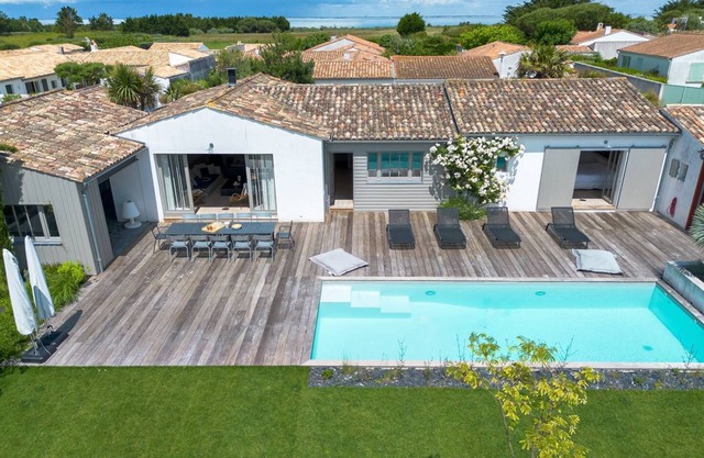 Superb family home in Loix