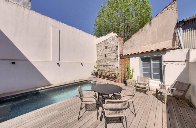 Superb family workshop townhouse with pool and garage