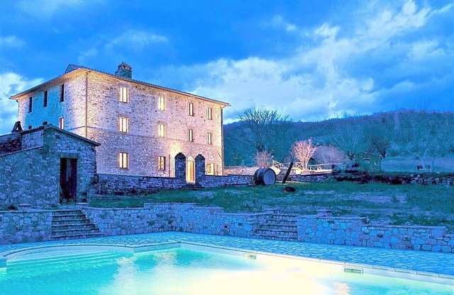 Superb Farmhouse with Swimming Pool in the Green Heart of Italy