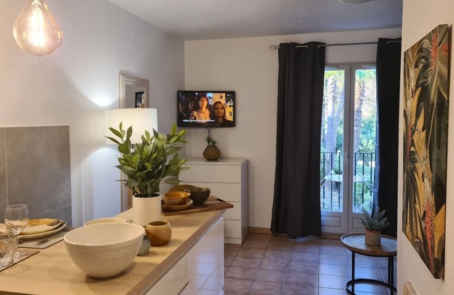 Superb golf-front studio with swimming pool