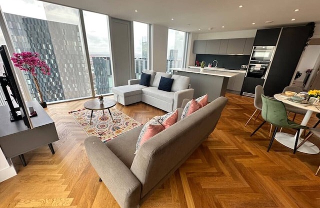 Superb High End MCR Apt Sleeps 6