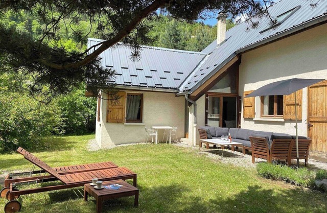 Maison Étoile, Ski/Cycle 5 bedroom House, village Centre Allemond, garden, WIFI
