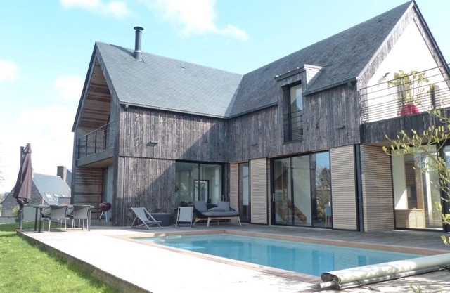Superb house with swimming pool at the port of St Goustan