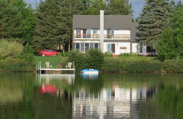 EXCELENTE PROPIEDAD LAKEFRONT Y CONFIGURACIÓN IDÍLICA PARA UNA ESTANCIA MEMORABLE