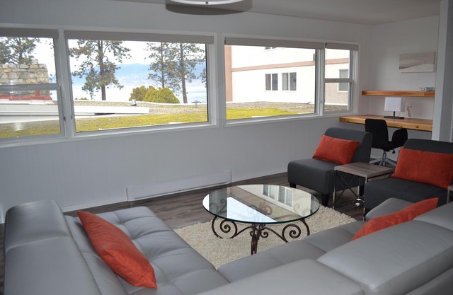 * UBICACIÓN EXCELENTE *! Directamente al otro lado del lago Okanagan!
