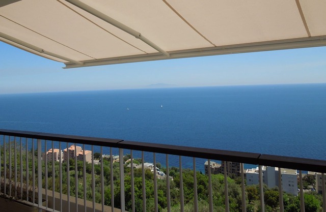 F3 SUPERBADO A 300 m del mar. VISTA EXCEPCIONAL SOBRE EL MAR Y LA MONTAÑA