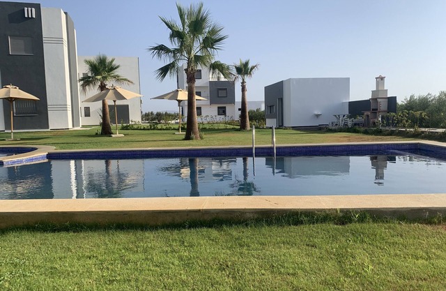 Superb modern app., richly furnished, pool view, lawned mountain garden