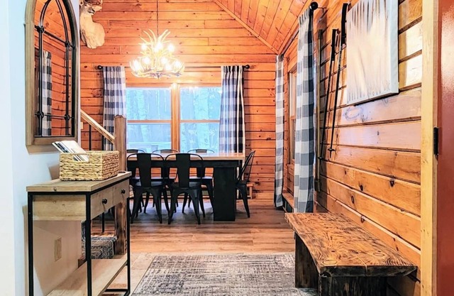Deer Trail Lodge, Forest Lodge with Hot Tub, Firepit & Fireplace Minutes to Gore