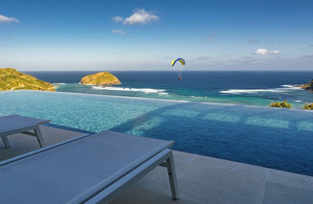 Superb NEW 4-bedroom villa in Sth Lombok with Stunning Views, STARLINK WiFi & AC