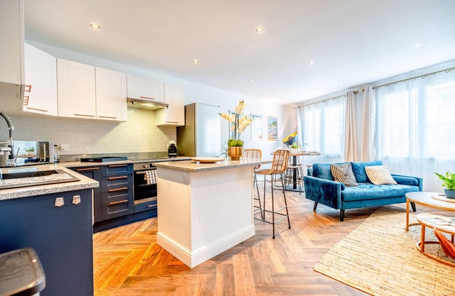 Superb new air-conditioned apartment in village center