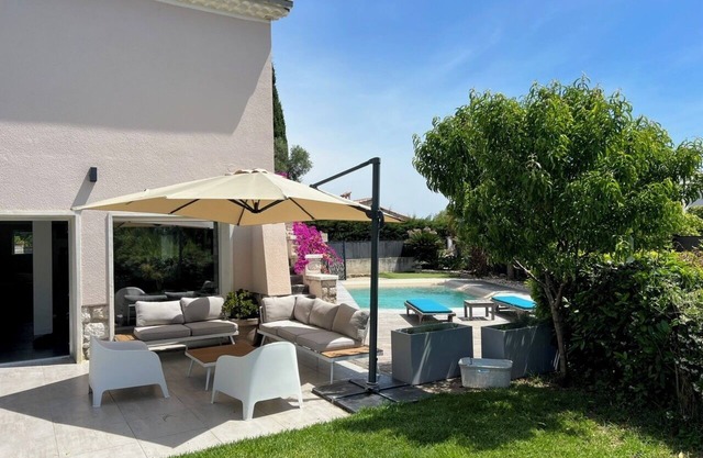 Superb quiet villa with swimming pool close to the sea and 7 minutes from the town center