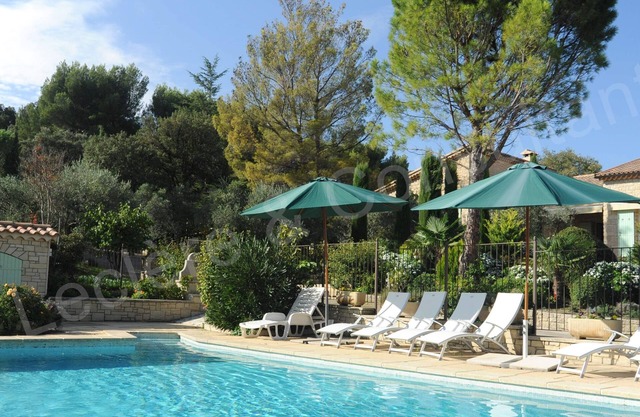 Magnífica villa de piedra con piscina.