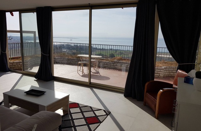 Superb studio, panoramic sea view. Pool currently out of service.