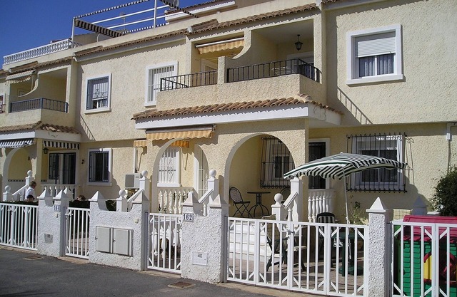 Magnífica casa adosada - espaciosa, con orientación sur a la piscina y jardines, con wifi / aire acondicionado.