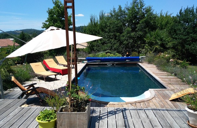 Superb vacation home with unheated pool - Renting for up to 8 people