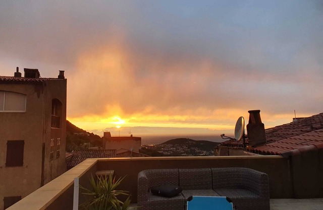 SUPERB VIEW PANORAMIC ROOF TERRACE MONTICELLO VILLAGE