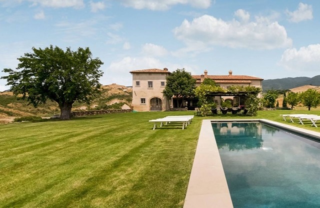 Superb villa in Val d'Orcia. heated pool. design interiors