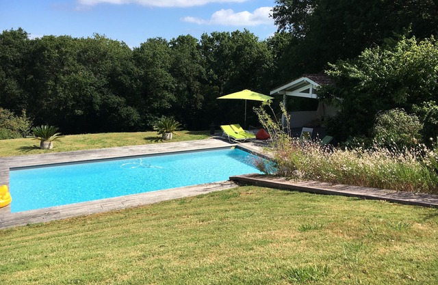 Hermosa auténtica casa, piscina, amplio jardín, a 5 km del mar montagn