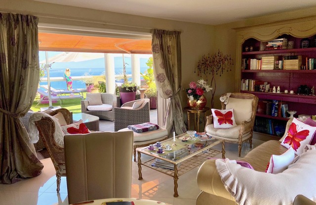 Magnífica villa en la azotea con vistas al mar, 2 dormitorios, terraza de 130m2, piscina, wif
